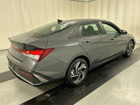 Used 2025 Hyundai Elantra Sport image 2