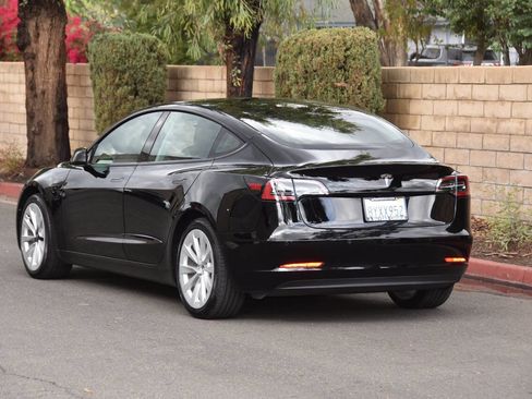 Used 2021 Tesla Model 3 Standard Range Plus image 9