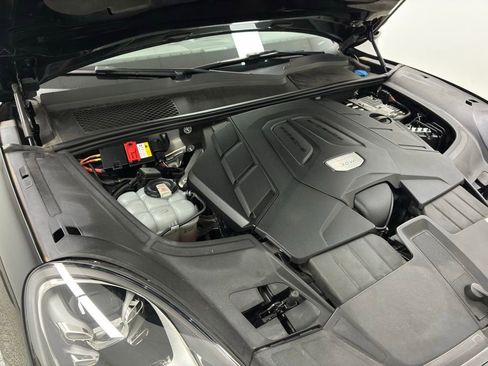 Used 2022 Porsche Cayenne Platinum Edition image 65