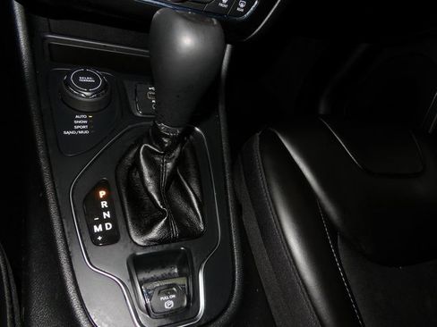 Used 2019 Jeep Cherokee Latitude Plus w/ Cold Weather Group image 28