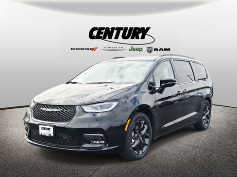 New 2026 Chrysler Pacifica Limited image 7