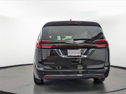 Used 2023 Chrysler Pacifica Touring-L FWD image 7