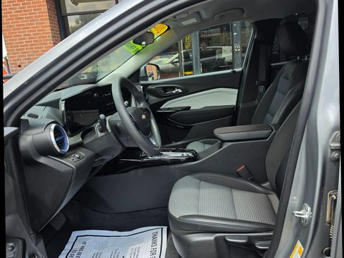 Used 2025 Chevrolet Trax LT FWD image 16