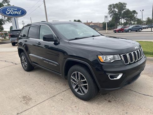 Used 2019 Jeep Grand Cherokee Laredo w/ 18" Wheel & 8.4" Radio Group AWD/4WD image 4