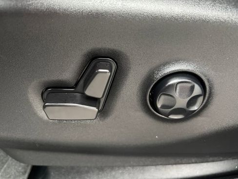 Used 2024 Chrysler Pacifica Touring image 16