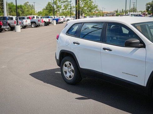 Used 2018 Jeep Cherokee Sport image 4