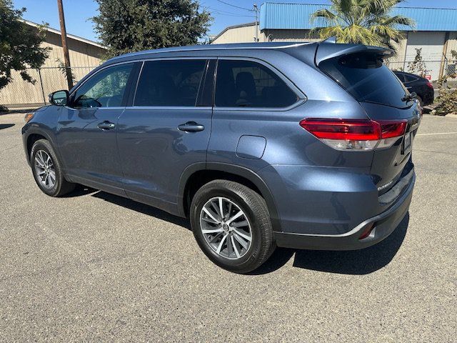 Used 2018 Toyota Highlander XLE w/ Carpet Mat Package (TMS) FWD image 6