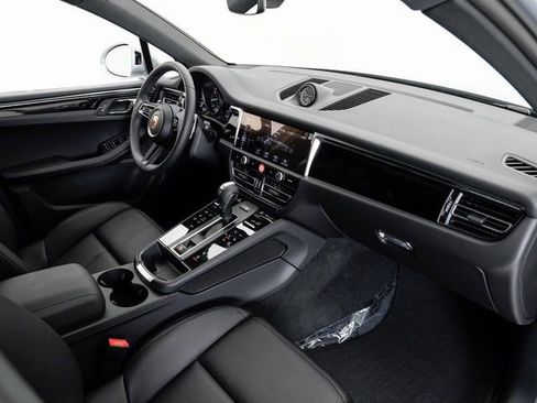 Certified 2025 Porsche Macan image 24