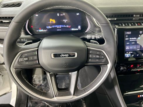 Used 2023 Jeep Grand Cherokee Laredo w/ Luxury Tech Group I image 11