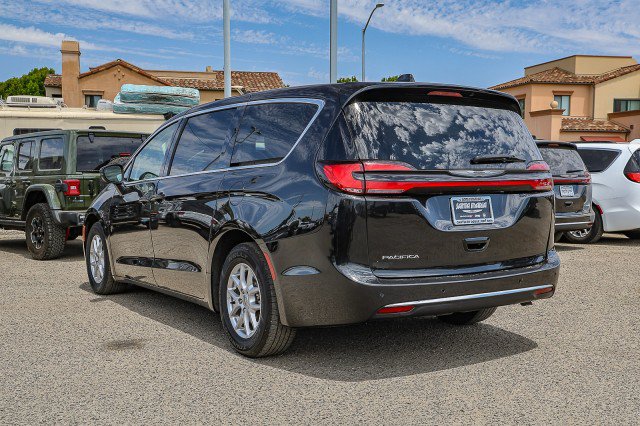 Used 2023 Chrysler Pacifica Touring-L FWD image 6
