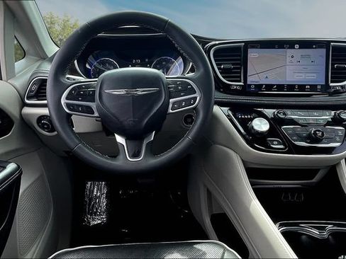 Used 2023 Chrysler Pacifica Limited FWD image 8