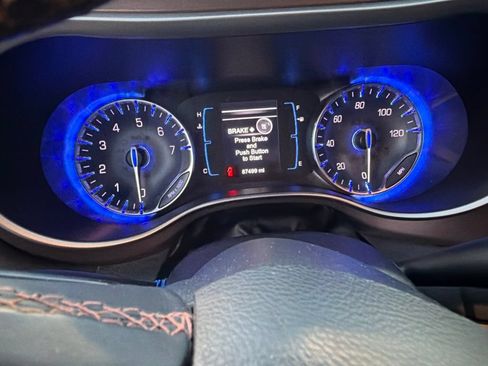 Used 2017 Chrysler Pacifica Touring-L FWD image 4
