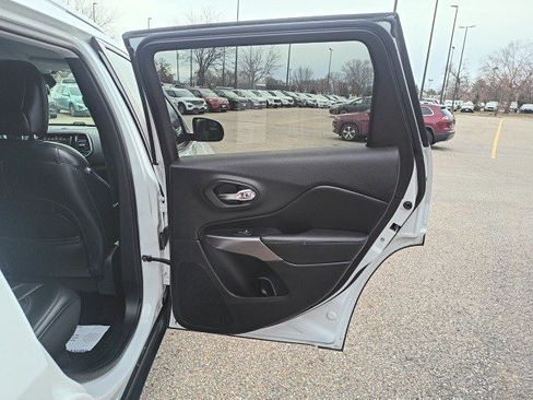 Used 2019 Jeep Cherokee Limited image 15