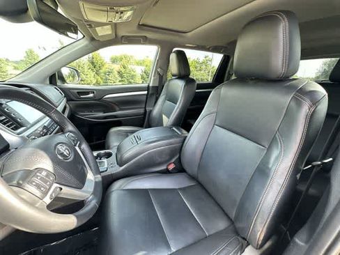 Used 2019 Toyota Highlander XLE AWD/4WD image 16