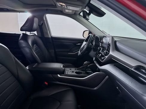 Used 2022 Toyota Highlander XLE image 25