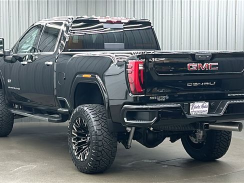 Used 2025 GMC Sierra 3500 Denali image 3