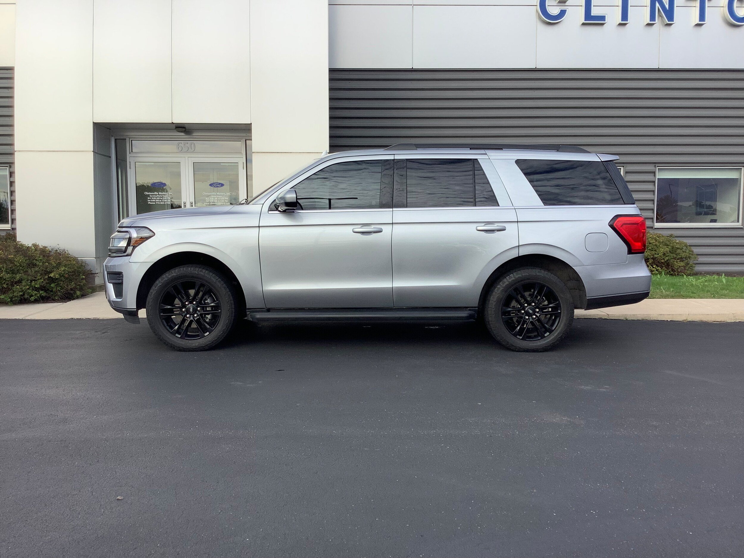 Used 2024 Ford Expedition XLT AWD/4WD image 2
