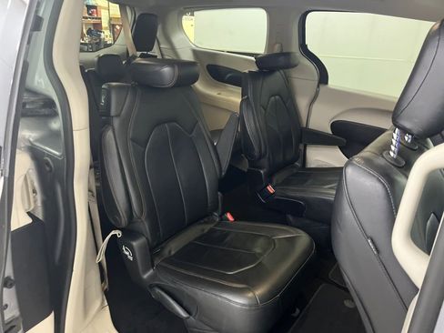 Used 2017 Chrysler Pacifica Touring-L image 21