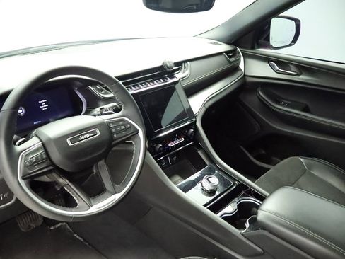 Used 2023 Jeep Grand Cherokee L Laredo image 33