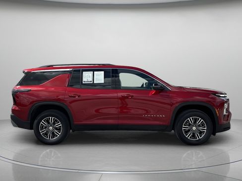 Used 2025 Chevrolet Traverse LT image 2