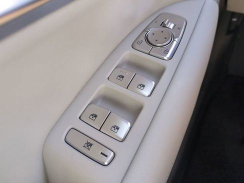 Used 2025 Genesis G70 2.5T image 22