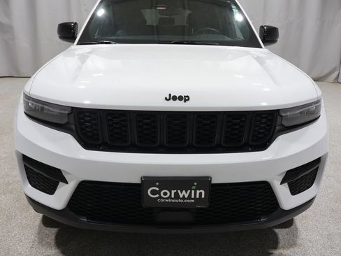 Used 2023 Jeep Grand Cherokee Altitude AWD/4WD image 9