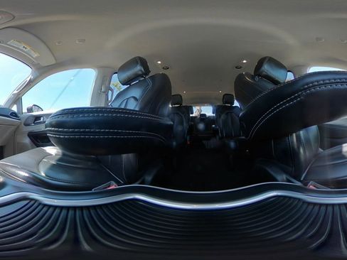 Used 2023 Chrysler Pacifica Touring-L FWD image 44