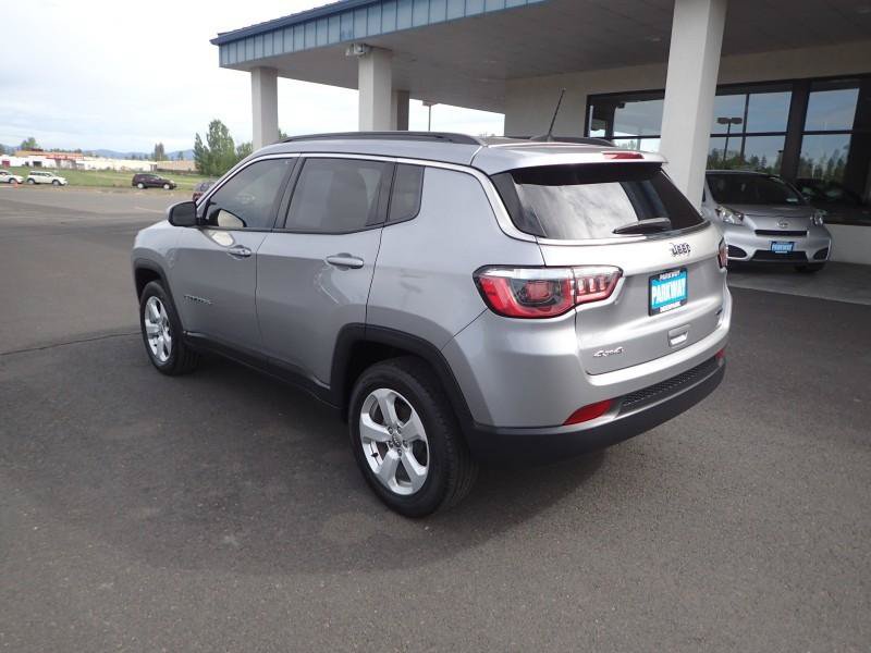 Used 2018 Jeep Compass Latitude w/ Popular Equipment Group AWD/4WD image 3