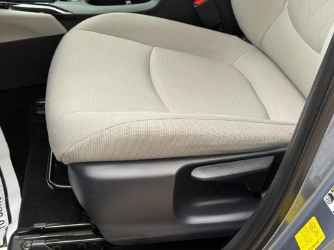 Used 2024 Toyota Corolla Cross L AWD/4WD image 25