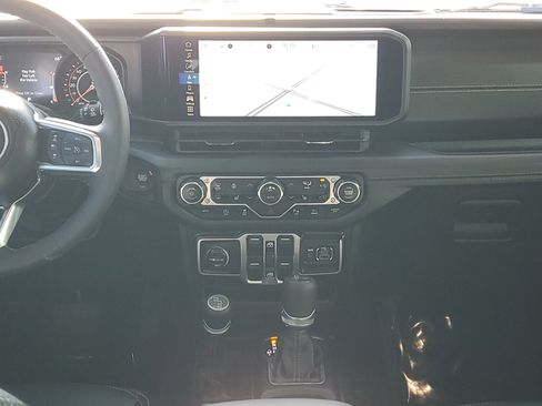 Used 2025 Jeep Wrangler Sahara image 16