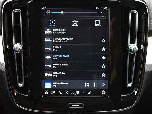 Used 2025 Volvo XC40 B5 Plus image 18