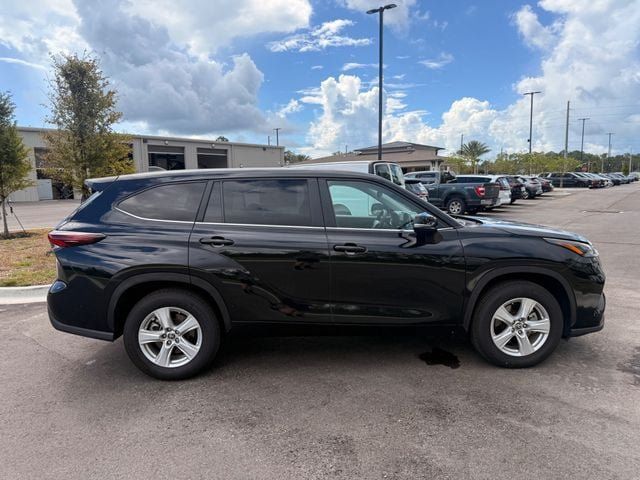 Used 2025 Toyota Highlander LE FWD image 20