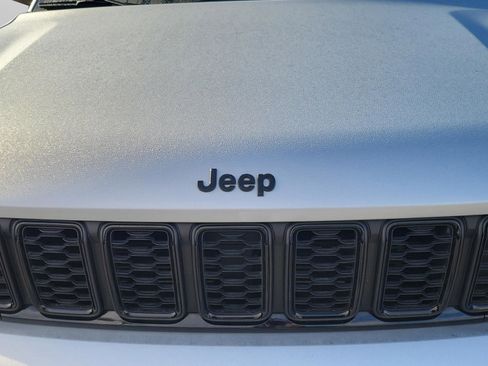Used 2023 Jeep Grand Cherokee L Limited w/ Black Appearance Package image 17