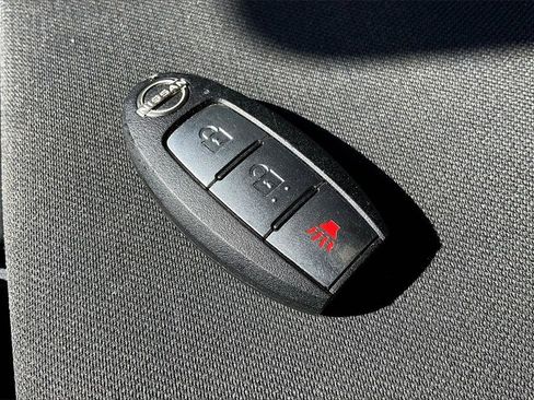 Used 2023 Nissan Titan SV image 33