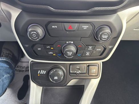 Used 2018 Jeep Renegade Limited w/ UConnect 8.4 Nav Group AWD/4WD image 24
