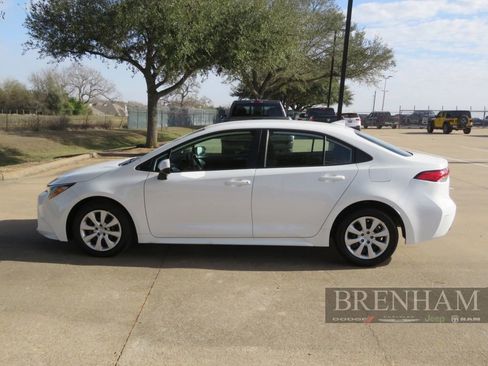 Used 2024 Toyota Corolla LE image 2