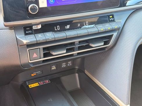 Used 2025 Toyota Camry SE FWD image 32