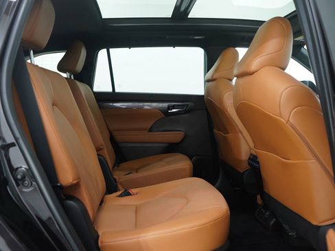 Used 2021 Toyota Highlander Platinum image 11