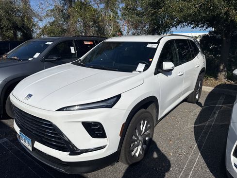 Used 2025 Buick Enclave Preferred image 2