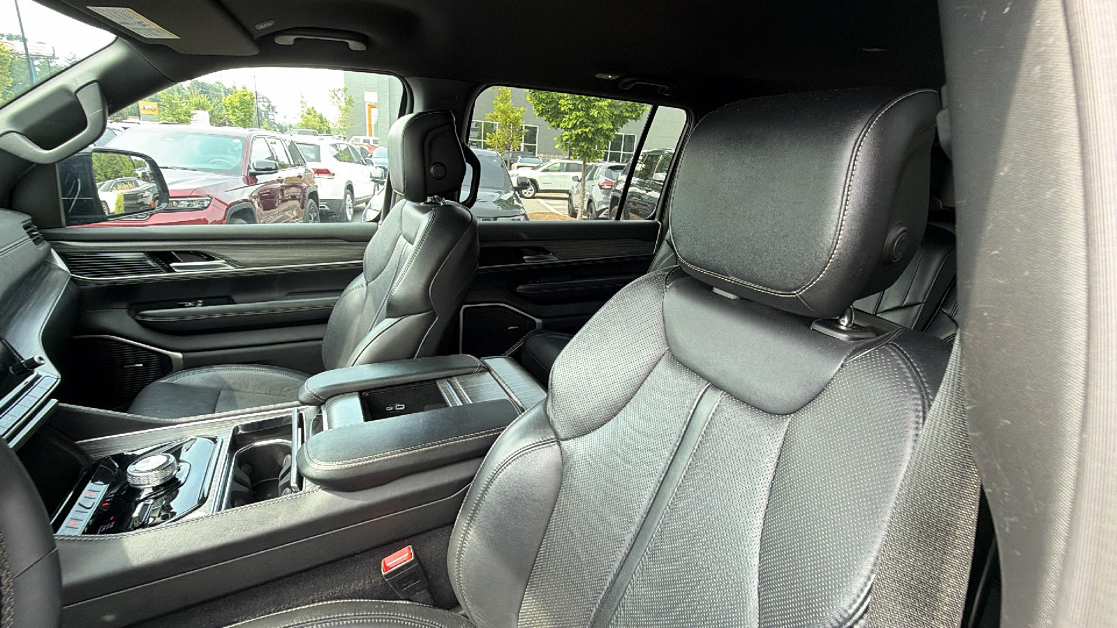 Used 2024 Jeep Wagoneer L Series II w/ Flexible Seating Group AWD/4WD image 17