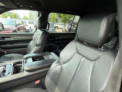 Used 2024 Jeep Wagoneer L Series II w/ Flexible Seating Group AWD/4WD image 17