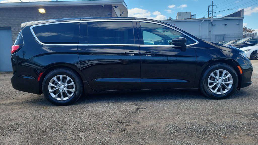 Used 2026 Chrysler Pacifica Limited FWD image 6