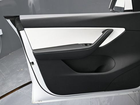 Used 2021 Tesla Model Y 2WD image 46