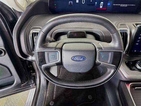 Used 2025 Ford Expedition Platinum AWD/4WD image 3
