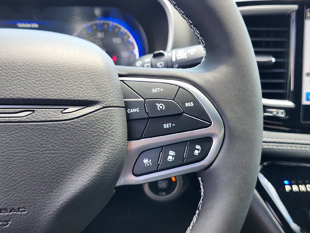 New 2027 Chrysler Pacifica Select AWD/4WD image 32