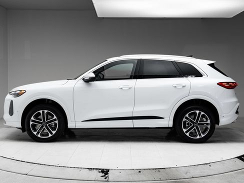 Certified 2025 Audi Q5 Premium w/ Convenience Package AWD/4WD image 2