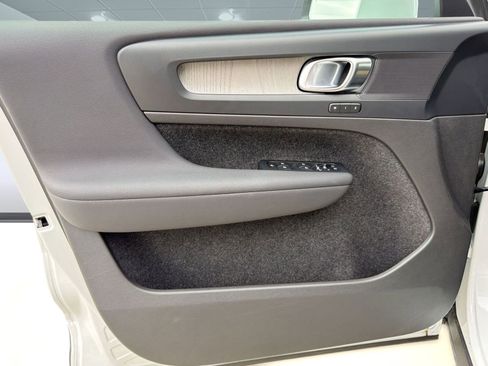 Used 2023 Volvo XC40 B4 Core w/ Convenience Package image 2