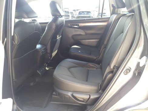 Used 2023 Toyota Highlander Limited FWD image 20