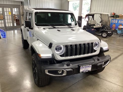 Used 2025 Jeep Wrangler Unlimited Sahara w/ Safety Group AWD/4WD image 7