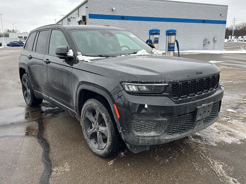Used 2023 Jeep Grand Cherokee Altitude image 7